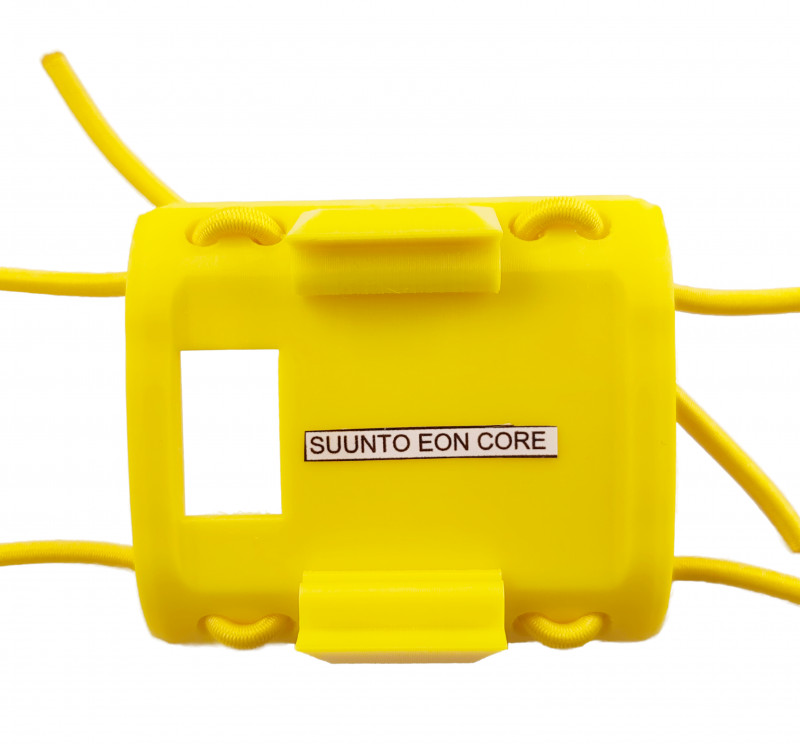 Компьютер надежно крепится внутрь держателя за счет пластиковых застежек по бокам, совпадающим с штатным креплением ремешка на приборе.