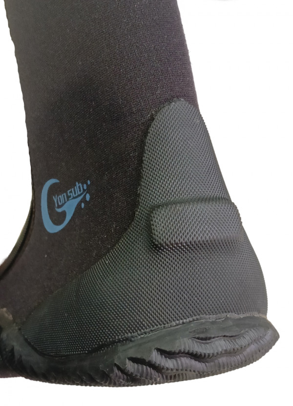 На пяточной части имеется стопор для ласт, что снижает вероятность произвольного соскальзывания ремешка.