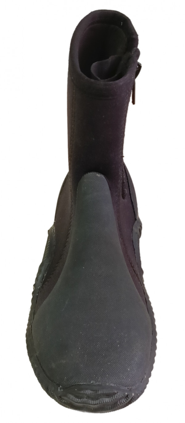 Достаточный объем для хорошей подвижности стопы. Мягкий эластичный неопрен хорошо тянется, повторяя форму вашей ноги, ботинки легкие и удобные в носке.