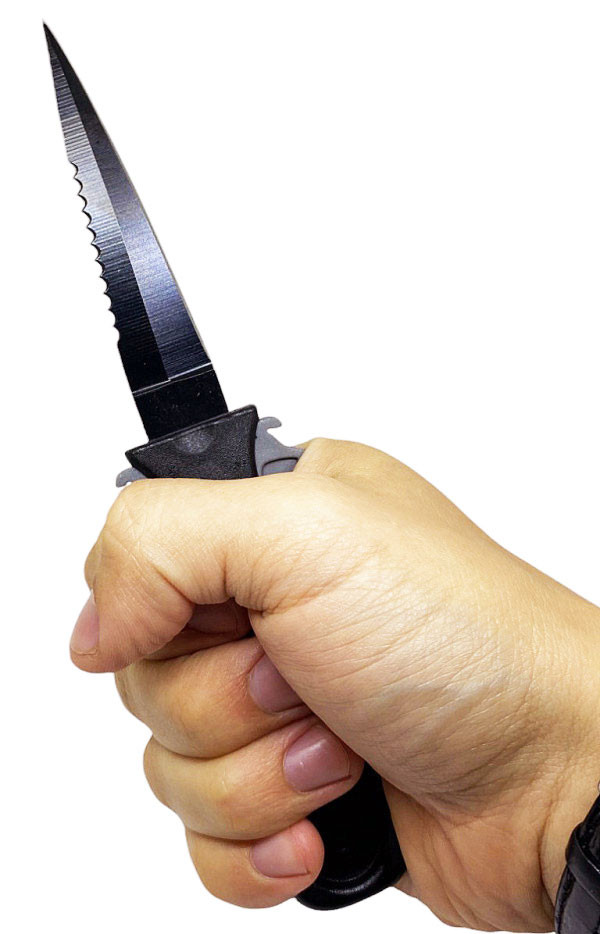 Универсальный компактный нож для дайвинга и подводной охоты. Длина клинка - 8.5см, рукояти - 9.8см.