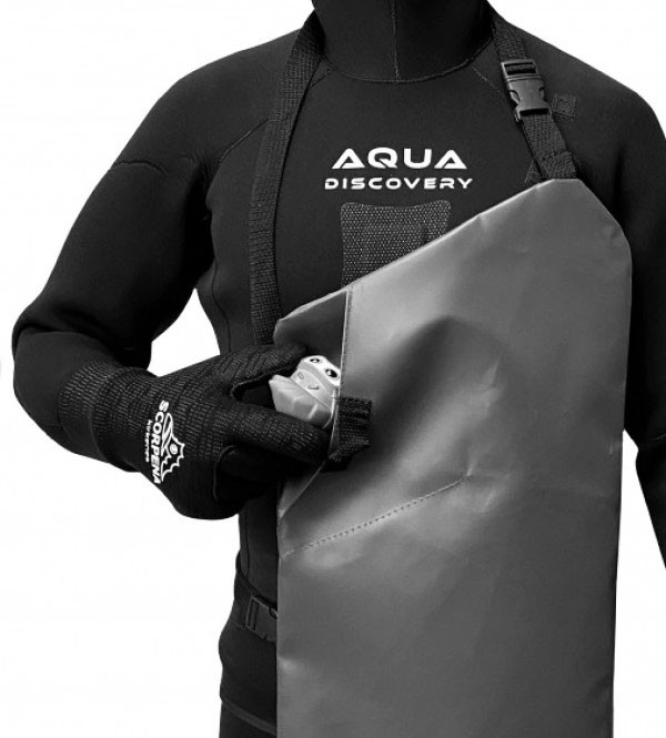 Сконструирована таким образом, чтобы обтекаемо размещаться поверх тела или костюма ныряльщика со стороны живота. Позволяет совместить подводную охоту с собирательством.