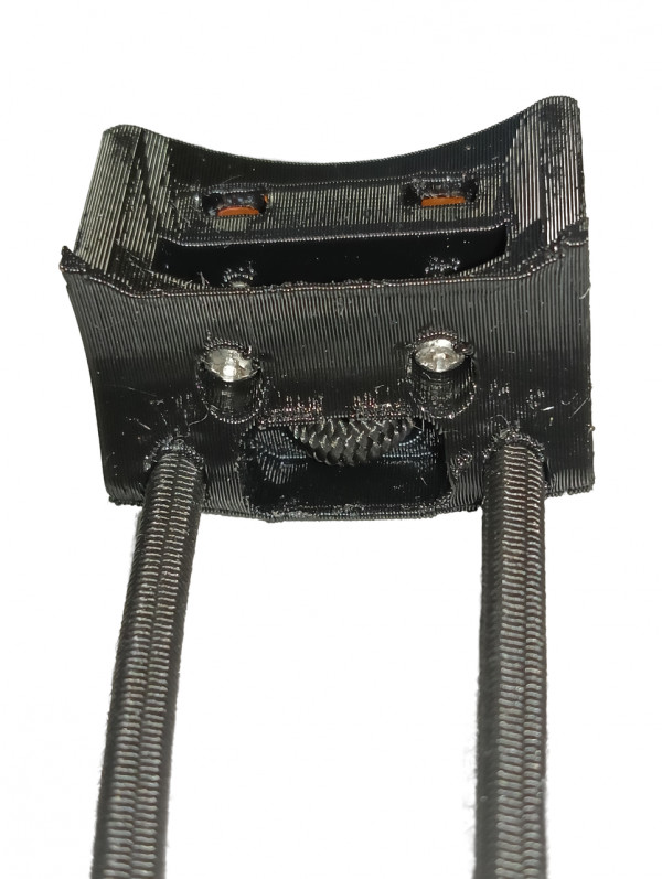 Держатель состоит из шнура-венгерки и двух адаптеров, которые крепятся к прибору вместо ремешка винтами (по два с каждой стороны, в комплекте).