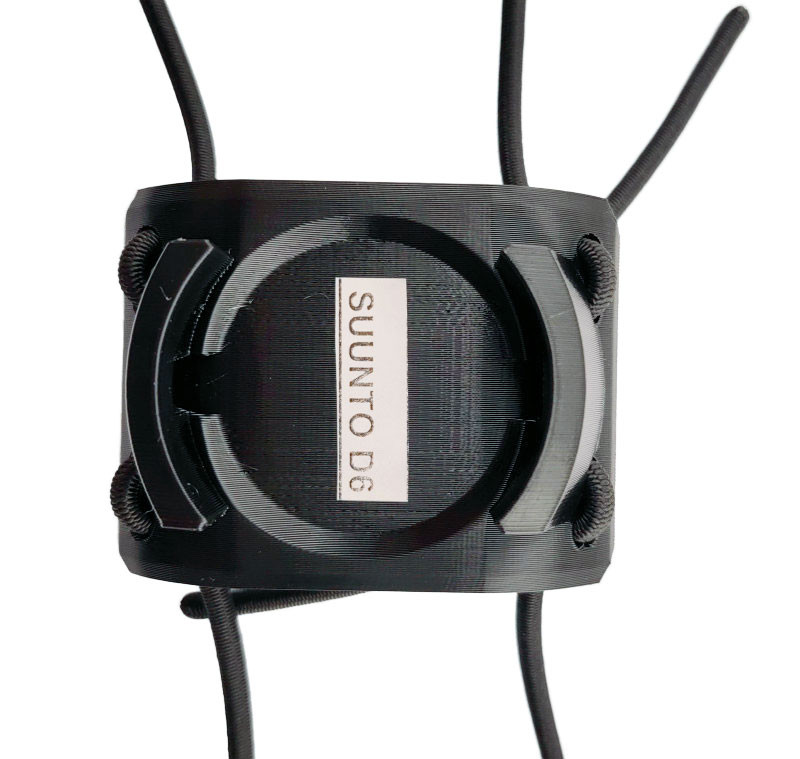 Прибор надежно крепится в отверстия, совпадающие с пазами под крепления ремешков в приборе.