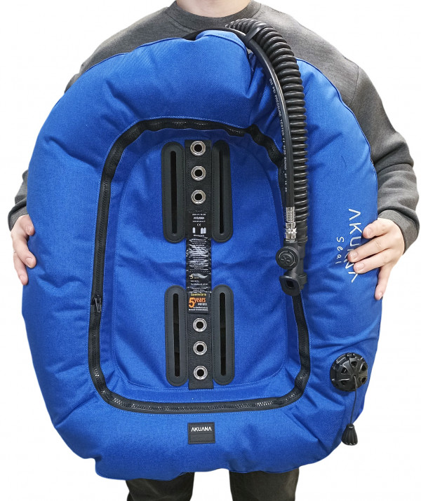 В комплекте с крылом типовой резиновый шланг поддува длиной около 55см. Объем камеры - 22.6л, подъемная сила около 22кг. Максимальный рекомендуемый объем баллона, который можно устанавливать - 20 литров.