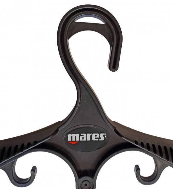 Конструкция вешалки позволяет хранить полный комплект снаряжение, а прочный пластик не сломается, даже если оборудование будет мокрым.