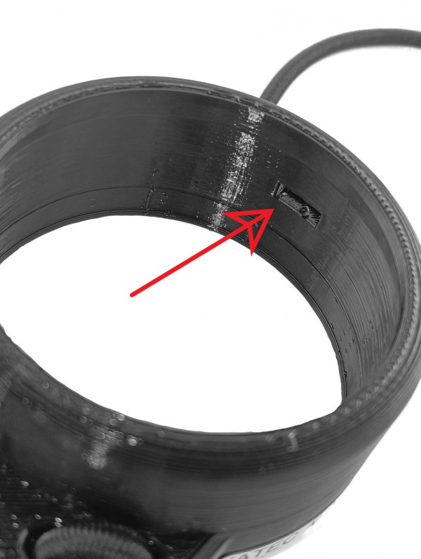 Компьютер надежно крепится в держателе с помощью защелки сбоку в корпусе.