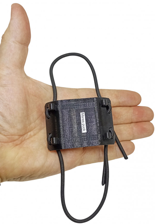 Расстояние между ушками - примерно 2.7см, что соответствует крепежным планкам ремешка на приборе MARES PUCK.