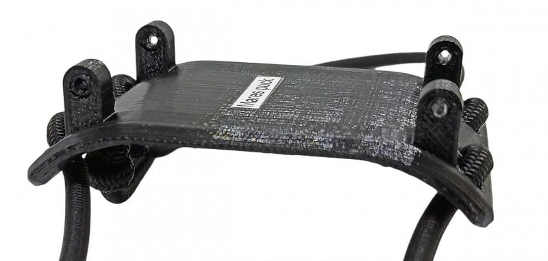 Компьютер крепится в держателе с помощью винтов (нет в комплекте). Стоит воспользоваться штатными от заводского ремешка, видимо...