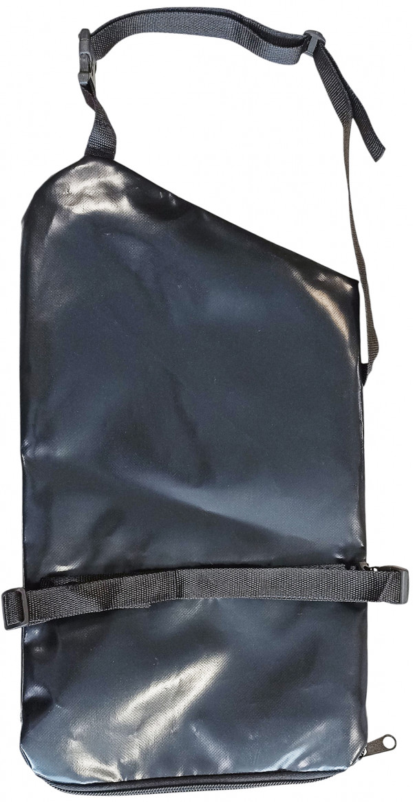 Крепится одним ремешком через плечо, а вторым ремешком фиксируется на талии ныряльщика.