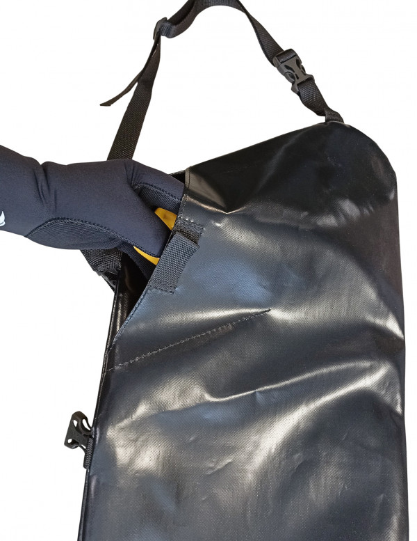 Сконструирована таким образом, чтобы обтекаемо размещаться поверх тела или костюма ныряльщика со стороны живота. Позволяет совместить подводную охоту с собирательством.