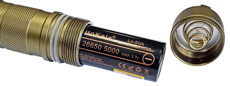 Работает от аккумуляторов 26650 с выпуклой плюсовой клеммой. Может работать от аккумуляторов 18650 (переходники входят в комплект). Для замены откручивается задняя крышка. Герметичность обеспечивается двумя О-рингами (диаметр внешний - 24мм, внутренний - 20мм, толщина О-ринга - 2мм).