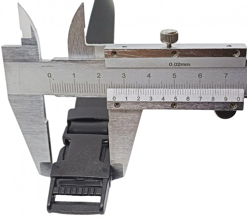 Ширина пряжки - примерно 2.6см.