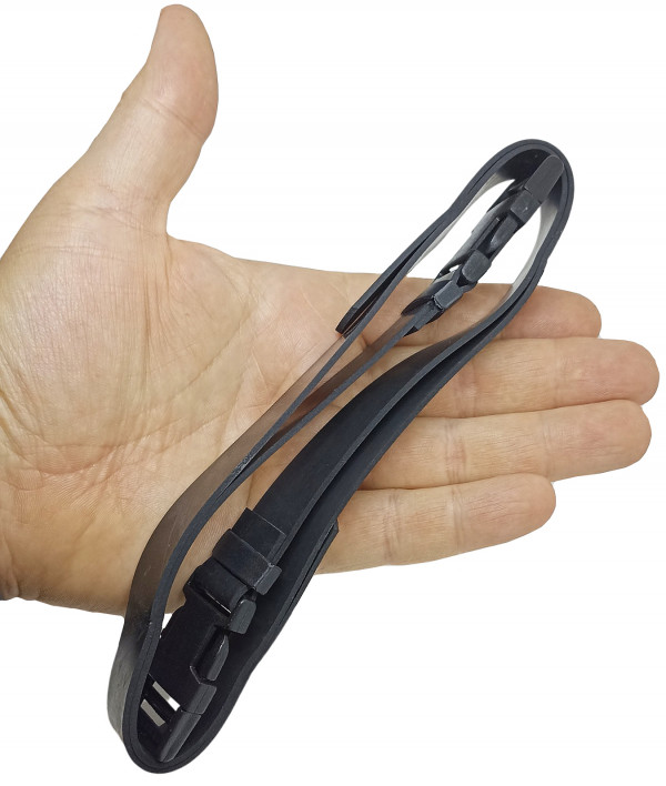 Ремешки выполнены из мягкой резины, отлично тянутся и не оказывают сильного давления на теле. Пряжки ремешков выполнены из крепкого и надежного пластика.