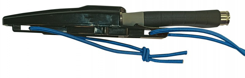 Резинка легко просовывается сквозь стандартное отверстие для ремешка в ножнах вашего инструмента.