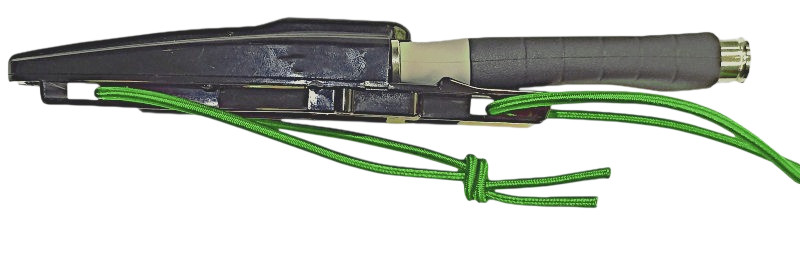 Резинка легко просовывается сквозь стандартное отверстие для ремешка в ножнах вашего инструмента.