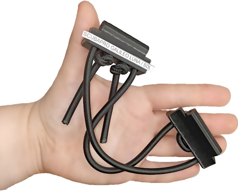 Комплект включает в себя шнур-венгерку и два пластиковых адаптера для крепления к корпусу прибора.