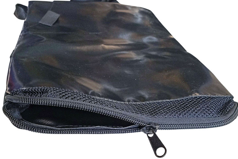 Удобное извлечение содержимого происходит через нижнее отделение на молнии по всей ширине сумки.