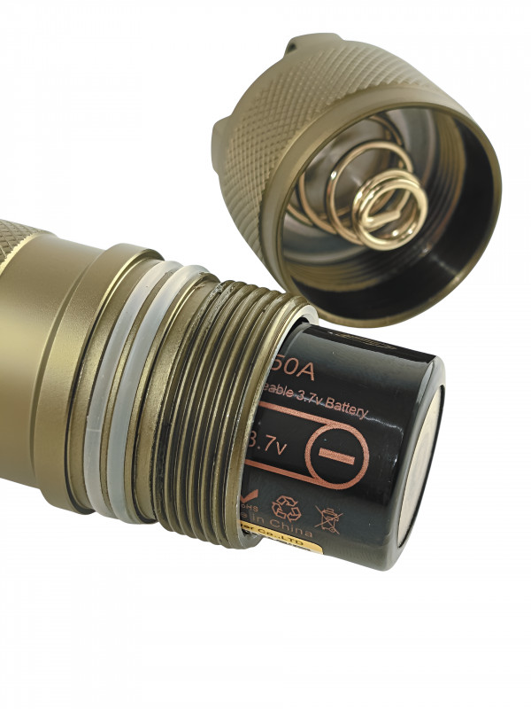 Работает от аккумуляторов 26650 с выпуклой плюсовой клеммой. Может работать от аккумуляторов 18650 (переходники входят в комплект). Для замены откручивается задняя крышка. Герметичность обеспечивается двумя О-рингами (диаметр внешний - 24мм, внутренний - 20мм, толщина О-ринга - 2мм).