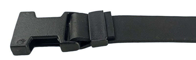 Ремешок к пряжке «мама» крепится надежным пластиковым зажимом.