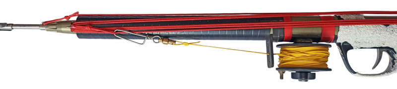 Карабин позволит быстро отсоединить рабочий линь с гарпуном от ружья или катушки, дабы снять рыбу или выпутаться после неудачного выстрела через корчи.