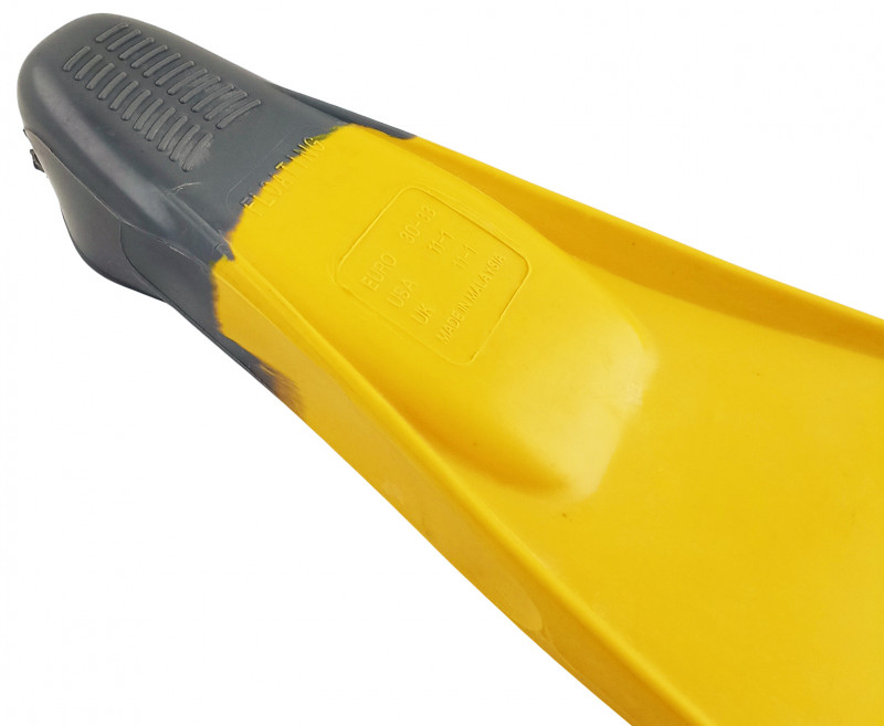 На подошве под пяткой рельефные выступы для лучшего сцепления с плиткой бассейна при передвижении по бортику.