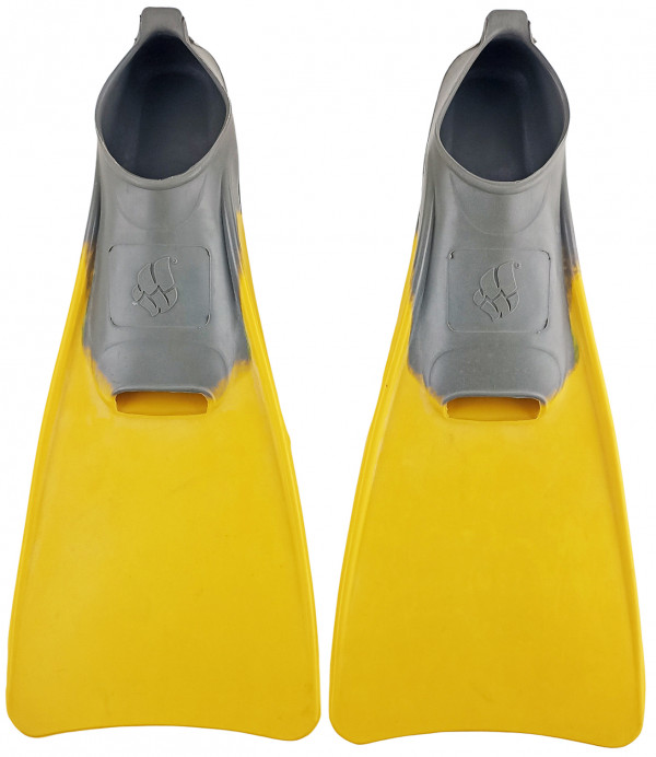 Колодка с закрытой пяткой из эластичной резины обеспечивает хорошую фиксацию ступни пловца.