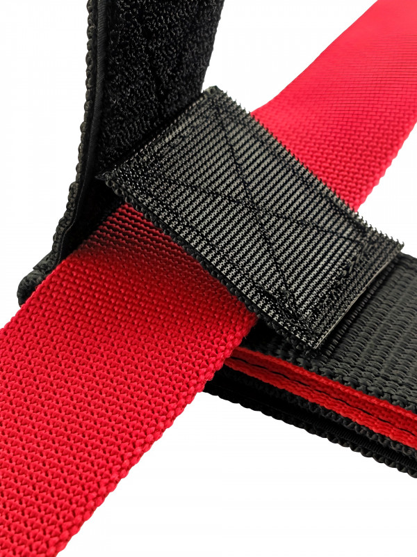 Имеет простое универсальное крепление с липучкой и фиксируется на моностропе, грузовом поясе или ленте разгрузочной системы.