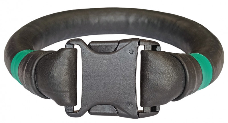 Крепится на шее ныряльщика при помощи пластиковой застежки фастекс.