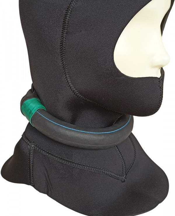 Ошейник удобно располагается на шее фридайвера, его использование заметно увеличивает дальность свободного скольжения под водой.