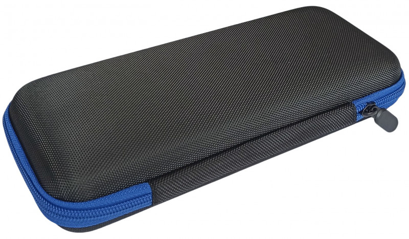 Чехол выполнен из прочного пластика с нейлоновым покрытием, по периметру стильная вставка синей молнии.
