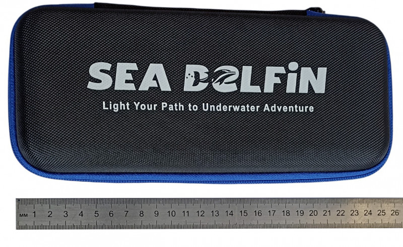 Длина чехла - около 25см, ширина - где-то 11см .