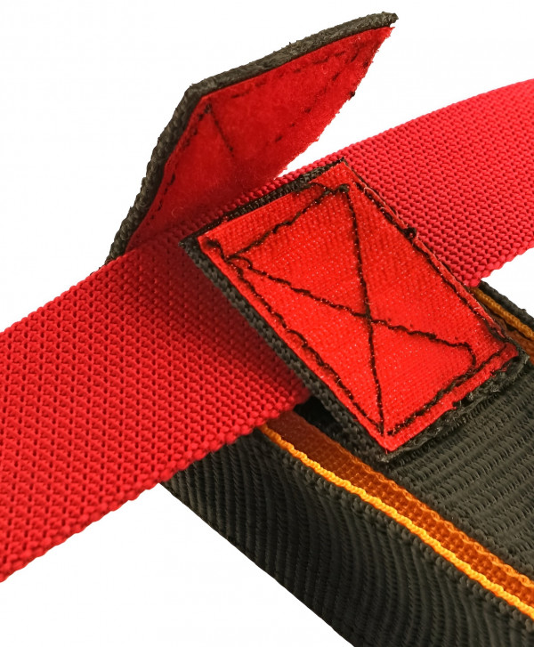 Имеет простое универсальное крепление с липучкой и фиксируется на моностропе, грузовом поясе или ленте разгрузочной системы.