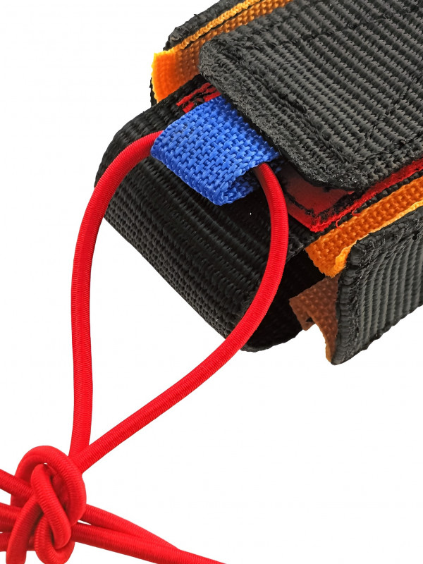 На ушко откидной части можно привязать петельку для более удобного открывания кармана при погружении или использовании кармана в толстых перчатках (материал для изготовления петельки в комплект не входит).