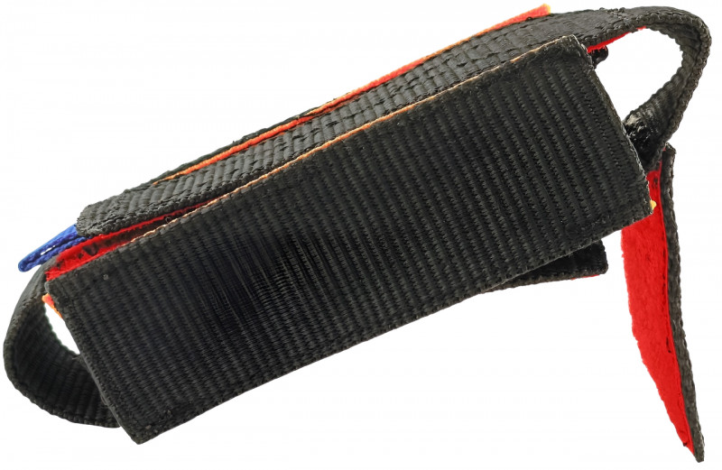 Благодаря жесткой и прочной кордуре содержимое едва ли пострадает при контакте с внешними предметами.