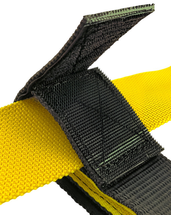 Имеет простое универсальное крепление с липучкой и фиксируется на моностропе, грузовом поясе или ленте разгрузочной системы.