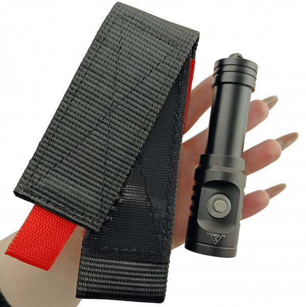 Практичный и надежный карман для безопасного хранения запасного фонаря во время погружений, а может быть и других важных для вас аксессуаров.