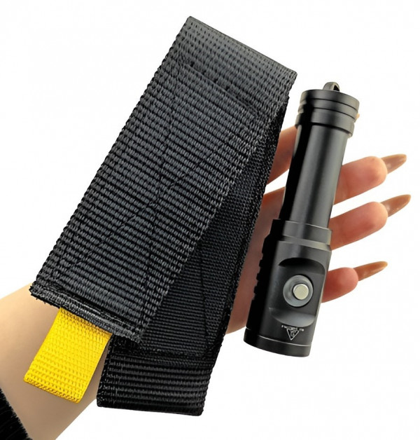 Практичный и надежный карман для безопасного хранения запасного фонаря во время погружений, а может быть и других важных для вас аксессуаров.