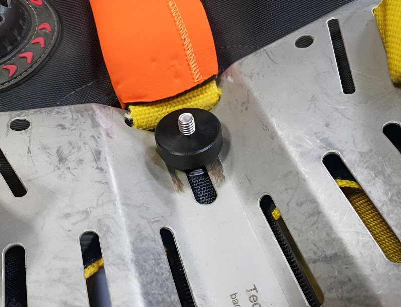 Аккуратная пластиковая гайка, вместо классического стального барашка, позволяет сделать систему более ласковой в использовании и снисходительной к вашему гидрокостюму.