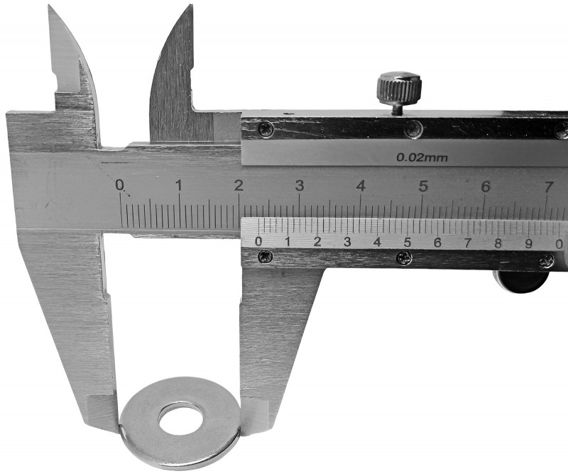Диаметр стальной шайбы - примерно 2.3см.