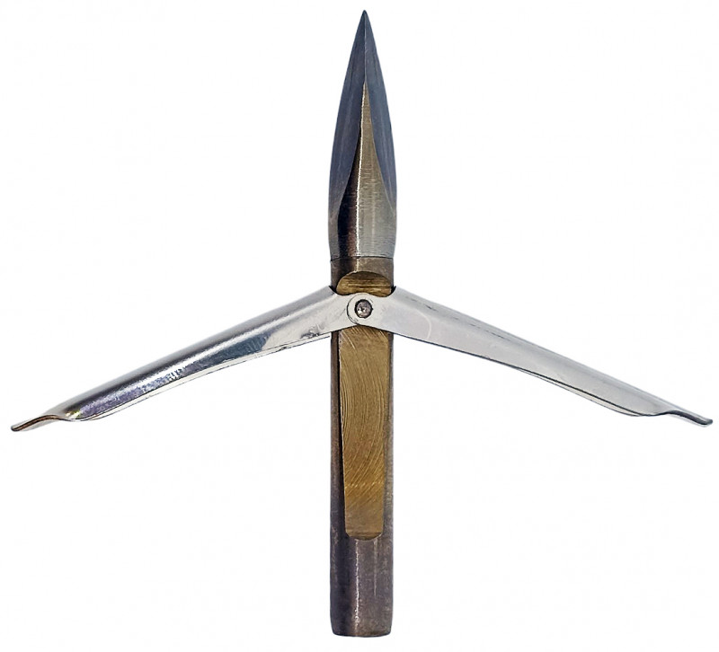 Максимальный угол раскрытия лепестков близок к 80 градусам.