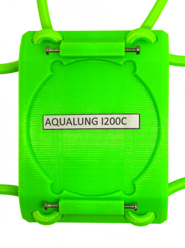 Компьютер крепится в держателе с помощью 4 нержавеющих болтов, которые идут в комплекте с держателем.