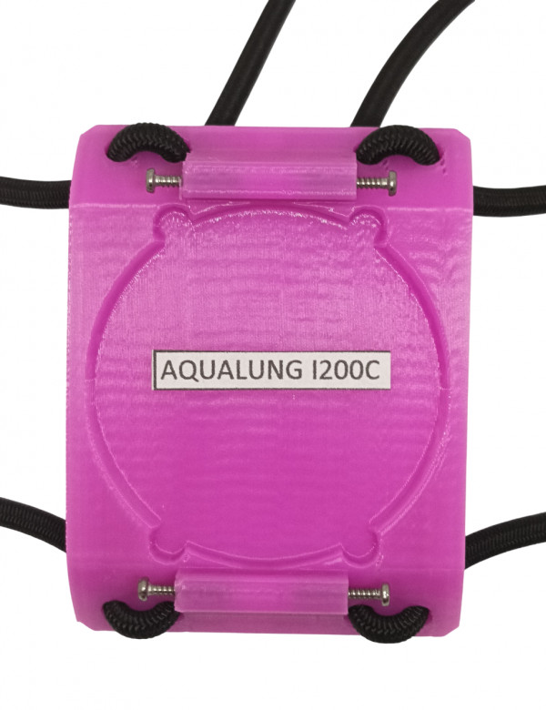 Компьютер крепится в держателе с помощью 4 нержавеющих болтов, которые идут в комплекте с держателем.