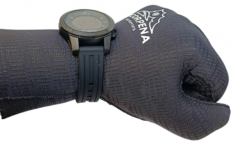 Мягкий силиконовый ремешок застегивается даже поверх толстого гидрокостюма.