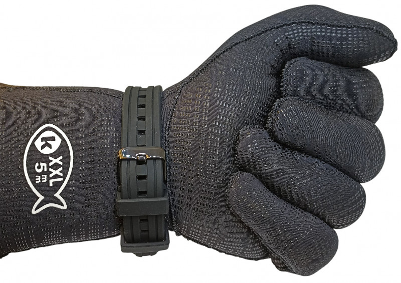 При застегивании на перчатку толщиной 5мм остается приличный запас длины ремешка.