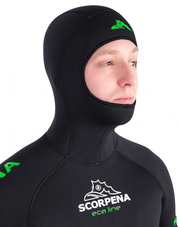 Благодаря хорошо продуманному крою шлем гидрокостюма максимально закрывает лоб и подбородок, обеспечивая плотную посадку при свободе движений головой.