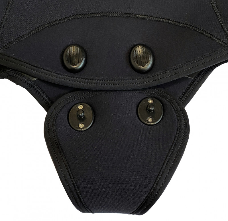 Куртка традиционно застегивается в паху двумя клипсами.