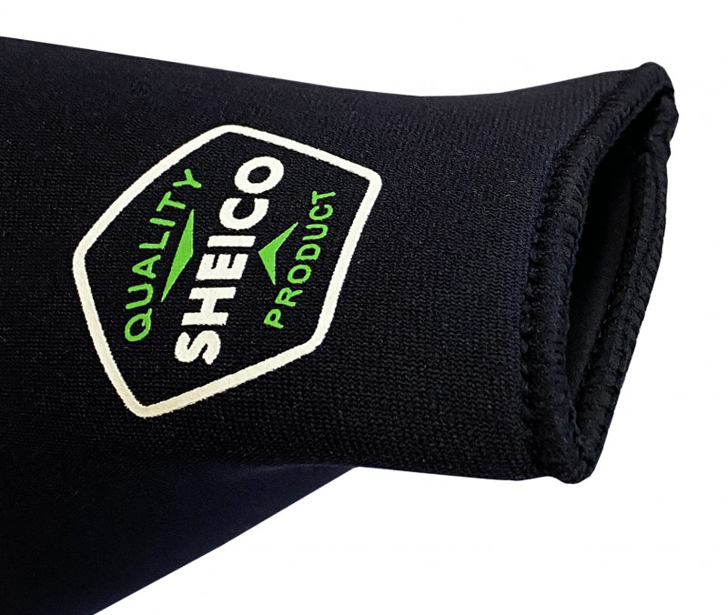 Края костюма обшиты ниткой, для большей надежности.