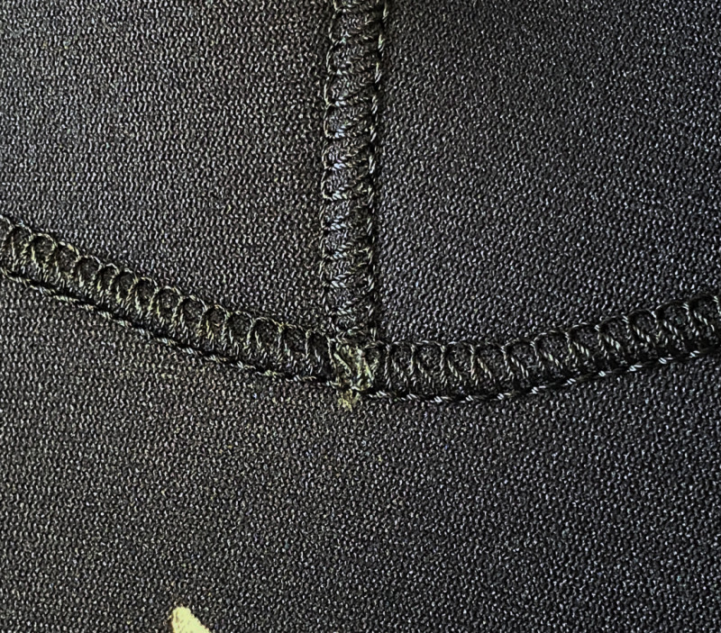 Все швы надежно прошиты прочными нитками.