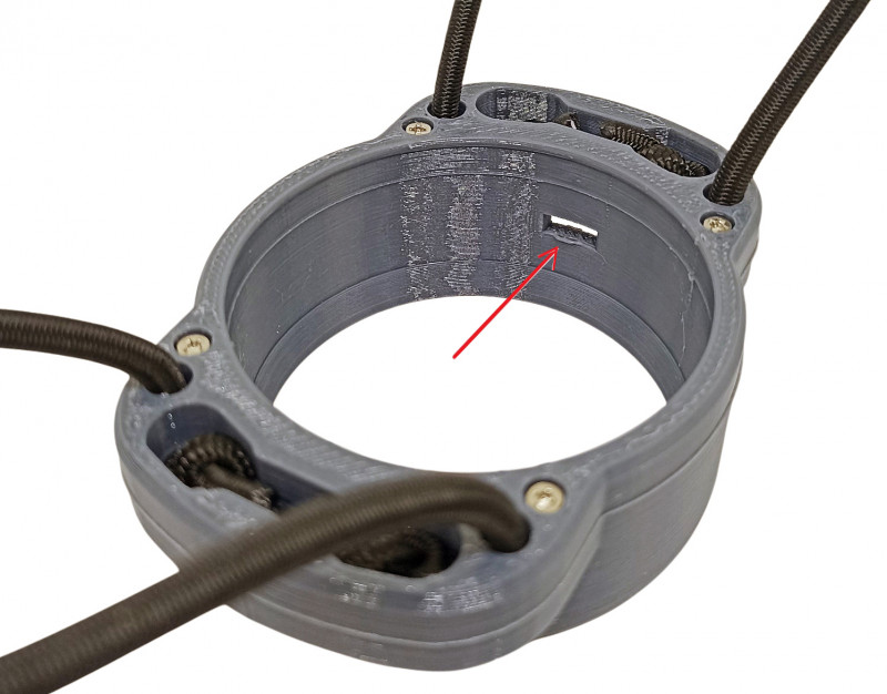 Прибор фиксируется в держателе с помощью защелки сбоку в корпусе.