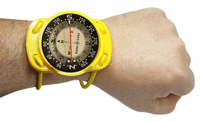 Все что вам нужно - вытащить компас из стандартной заводской оправы с ремешками и переставить его в пластиковый корпус держателя. Держатель с резинками позволяет быстро снимать и надевать прибор независимо от толщины костюма и мобильности ваших пальцев в перчатках.